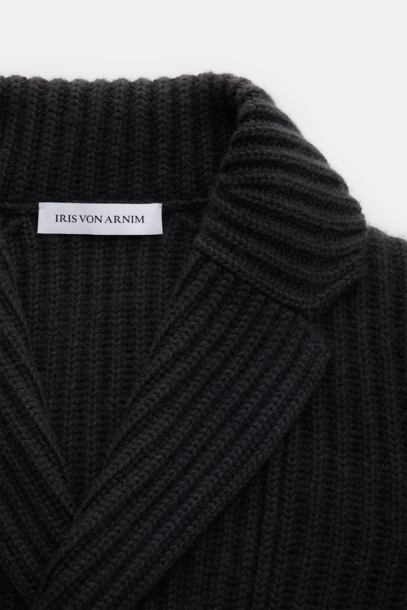 Close-up front view of Iris von Arnim Uomo Cashmere Cardigan 'Arvada' taupe, featuring voluminous patent rib knit and soft texture. Der Cardigan 'Arvada' vom renommierten Hamburger Label IRIS VON ARNIM überzeugt mit voluminösem Patentstrick aus reinem 