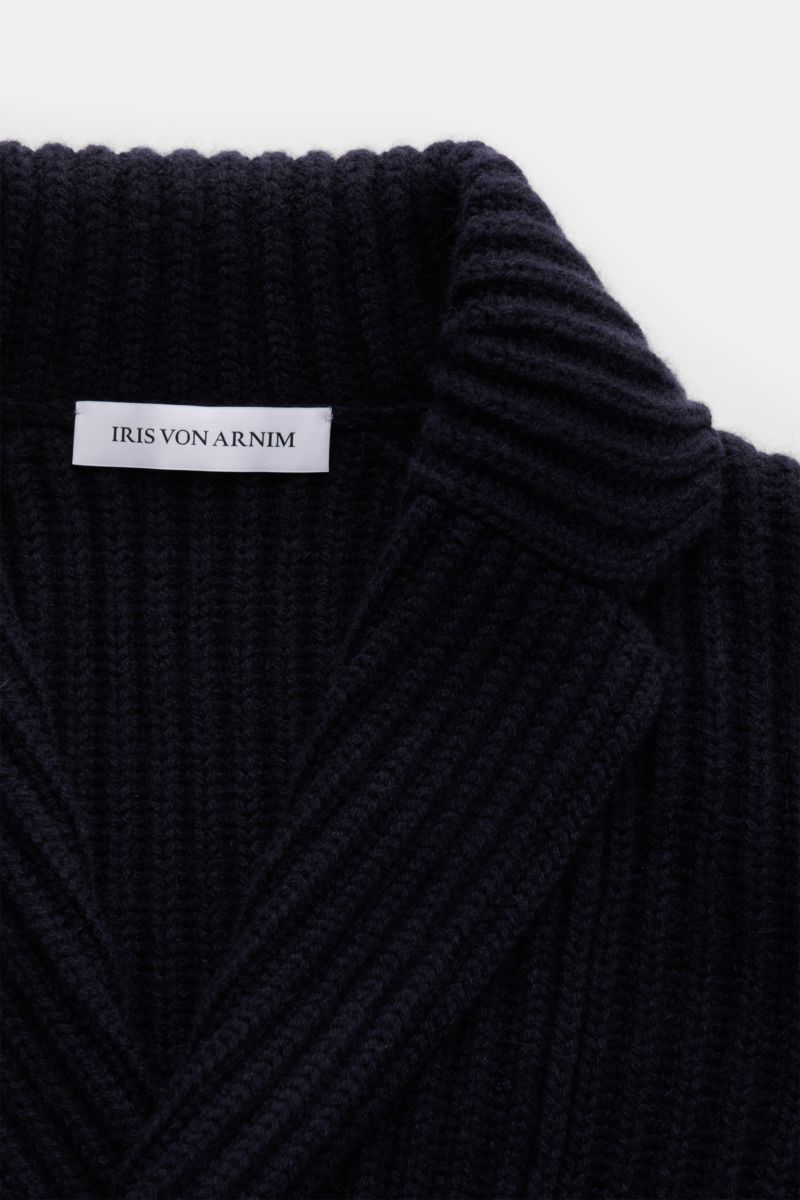Close-up top-down view of the Iris von Arnim Uomo Cashmere Cardigan 'Arvada' navy, showcasing voluminous patent stitch, slim fit, double-breasted buttons, and soft pure cashmere texture.

Der Cardigan 'Arvada' vom renommierten Hamburger Label IRIS VON 
