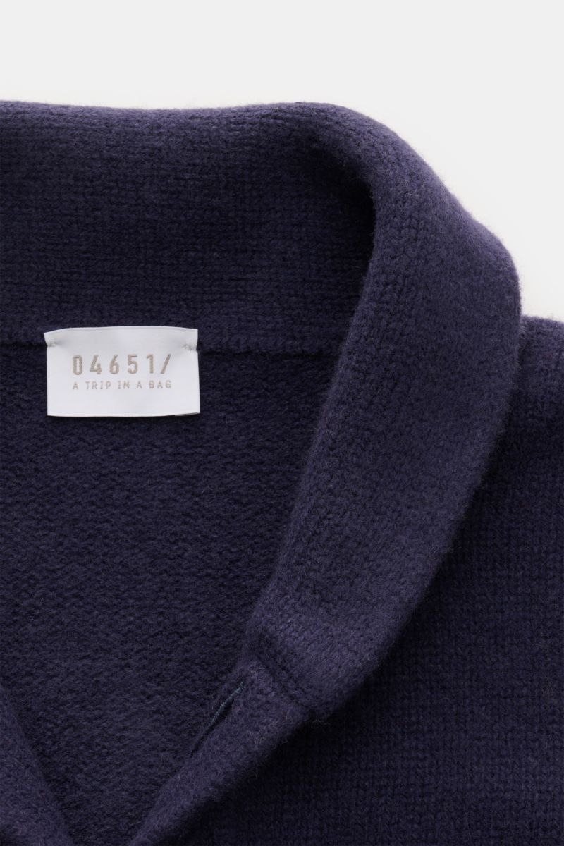 Nahaufnahme aus schräger Perspektive des navyfarbenen 04651/ A trip in a bag Cardigan 'Knit Overjacket' mit Schalkragen, weichem Wolle-Cashmere-Mix und mittelfeinem Strick.