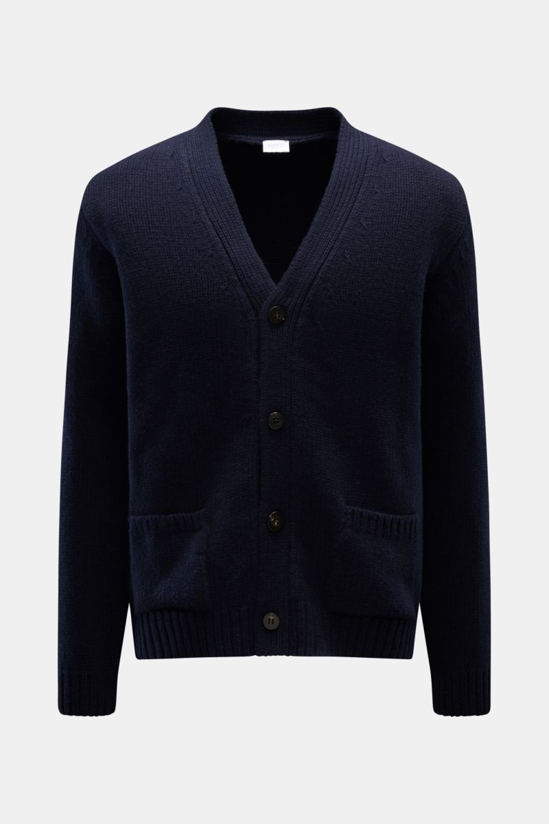 04651/ A trip in a bag Cardigan 'Bold' navy, grob gestrickt, Oversized Fit, reine Wolle, weicher Griff, V-Ausschnitt, Vier-Knopf-Leiste, Fronttaschen, frontal fotografiert.