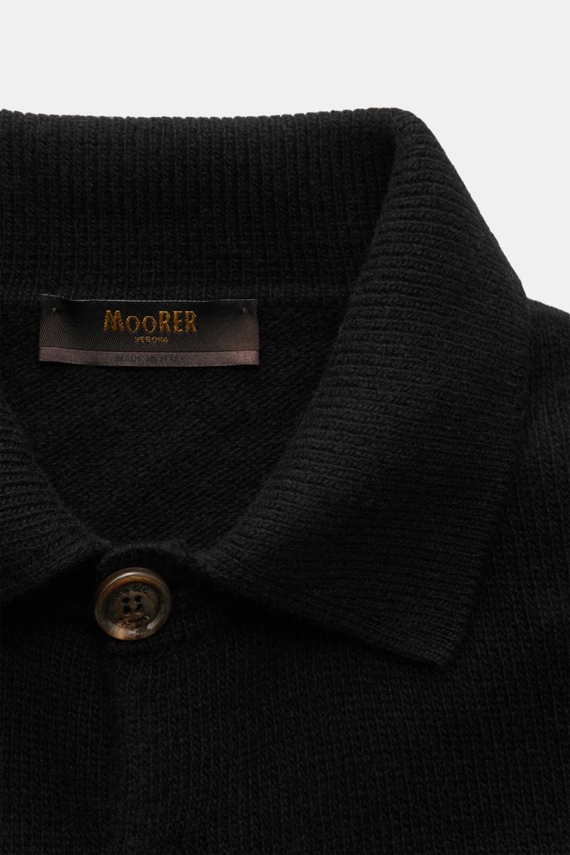 Close-up front view of the black Moorer Cardigan 'Allyn' showing the wool and cashmere knit, soft texture, fold-over collar, smooth button placket, and horn button. So fühlt sich Luxus an: Der Cardigan 'Allyn' kombiniert edlen Strick aus Wolle und Cashmer