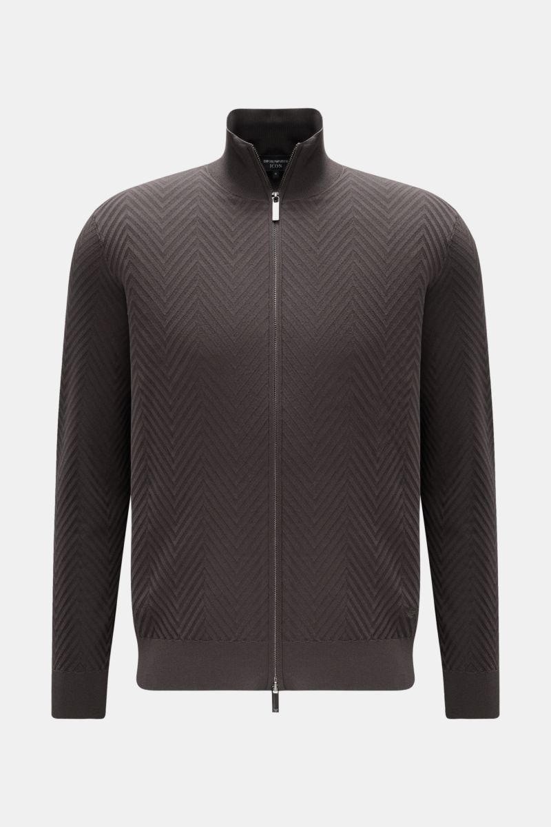 Front view of Emporio Armani Strickjacke dunkelgrau cardigan with tonal herringbone knit, concealed two-way zipper, stand collar, and logo stitching.

Description: Für alle, die dezente Details und stilvolles Design schätzen: Diese Strickjacke von EMPO