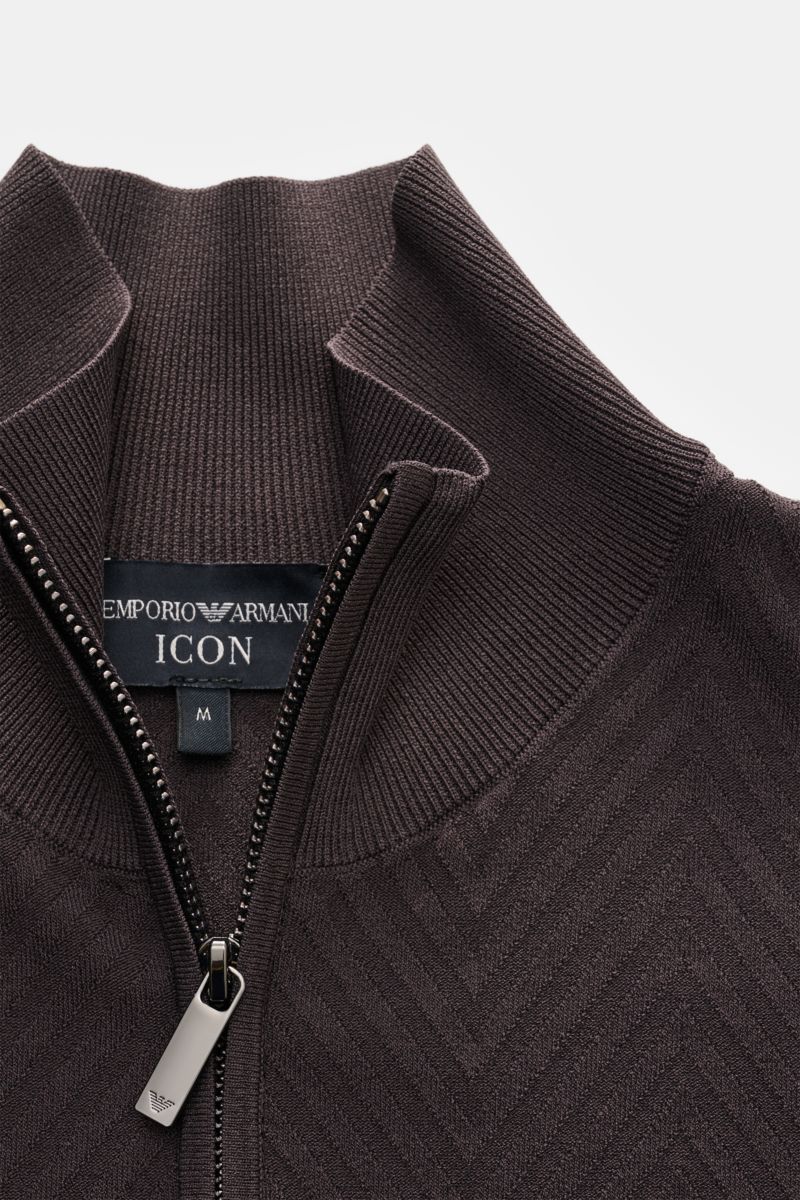 Emporio Armani Strickjacke dunkelgrau close-up from above showing fine herringbone knit, tonal logo stitching, concealed zipper, and ribbed collar.

Für alle, die dezente Details und stilvolles Design schätzen: Diese Strickjacke von EMPORIO ARMANI komb