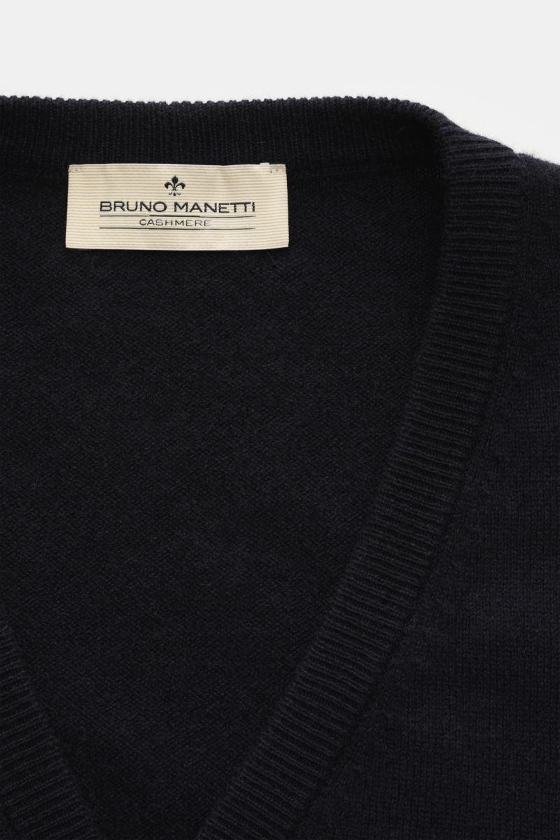 Close-up front view of the Bruno Manetti Cashmere cardigan dark navy showing pure cashmere fabric, soft feel, fine knit, regular fit, V-neck, six-button placket, and comfortable ribbed bands.
