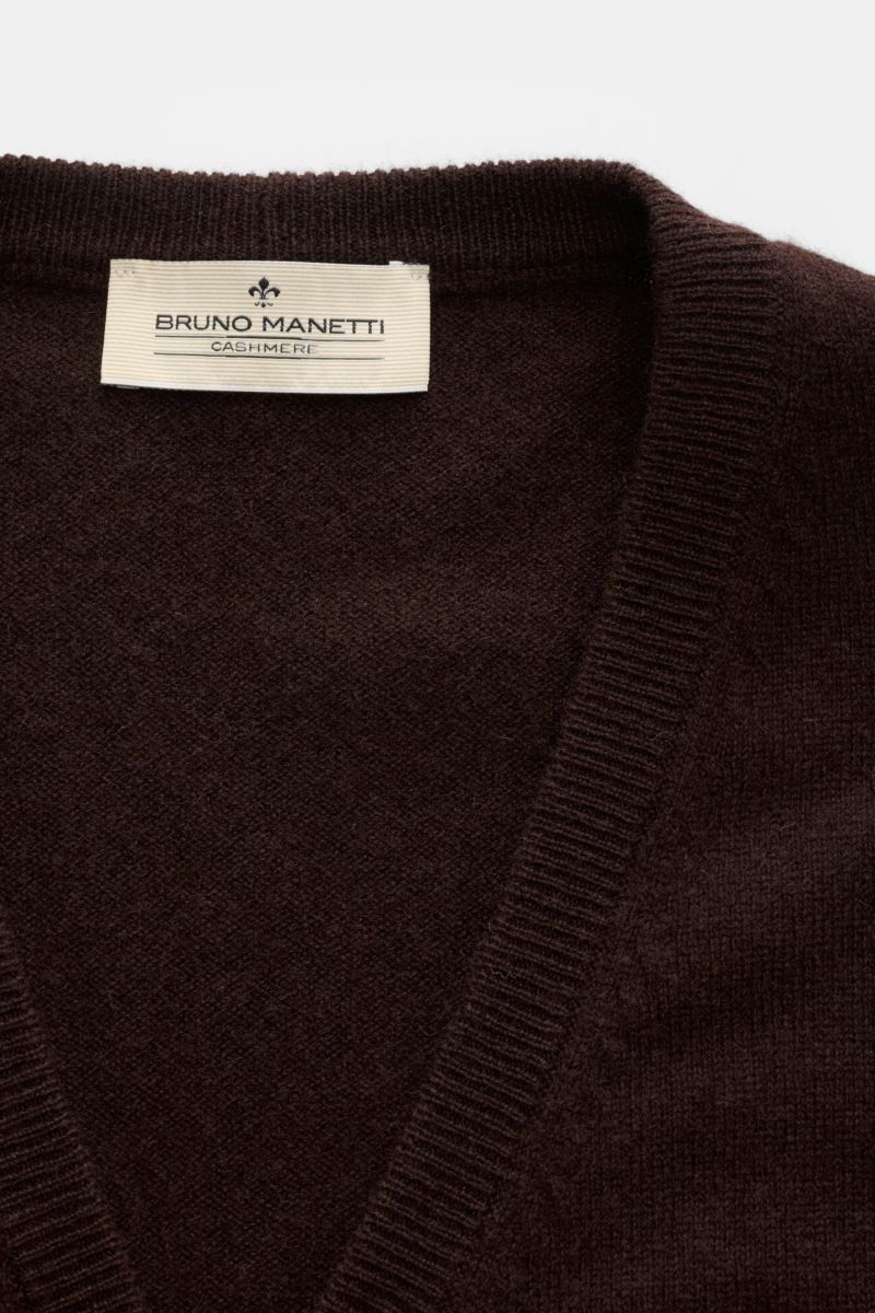 Close-up top-down view of the Bruno Manetti Cashmere cardigan dark brown, showing pure cashmere, soft feel, fine knit, regular fit, V-neck, six-button placket, and comfortable ribbed bands.