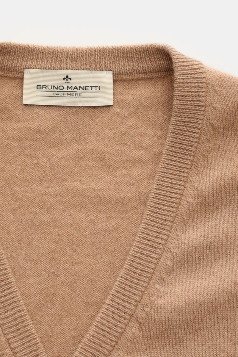 Close-up front view of the Bruno Manetti Cashmere cardigan light brown showing pure cashmere, soft feel, fine knit, regular fit, V-neck, six-button placket, and comfortable ribbed bands.