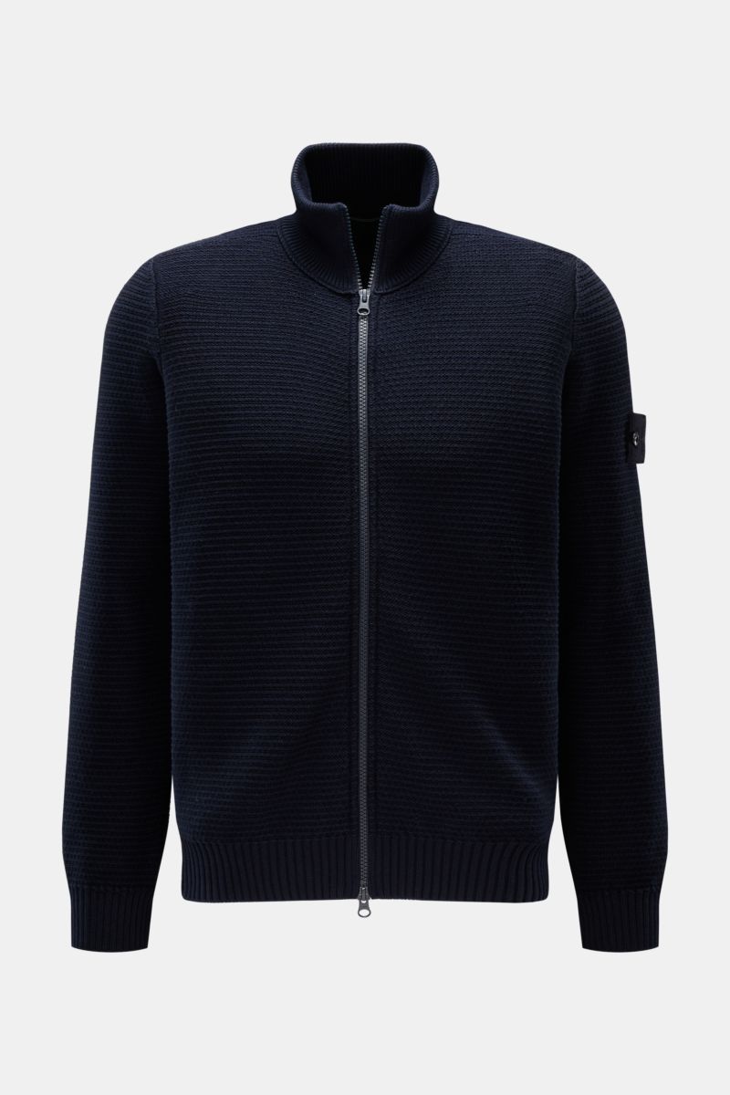 Stone Island Strickjacke 'Ghost Piece' navy in Frontansicht, mittelfeines Strickbild, Baumwolle-Cashmere, Stehkragen, Zwei-Wege-Reißverschluss, tonales Badge am Oberarm, Regular Fit.