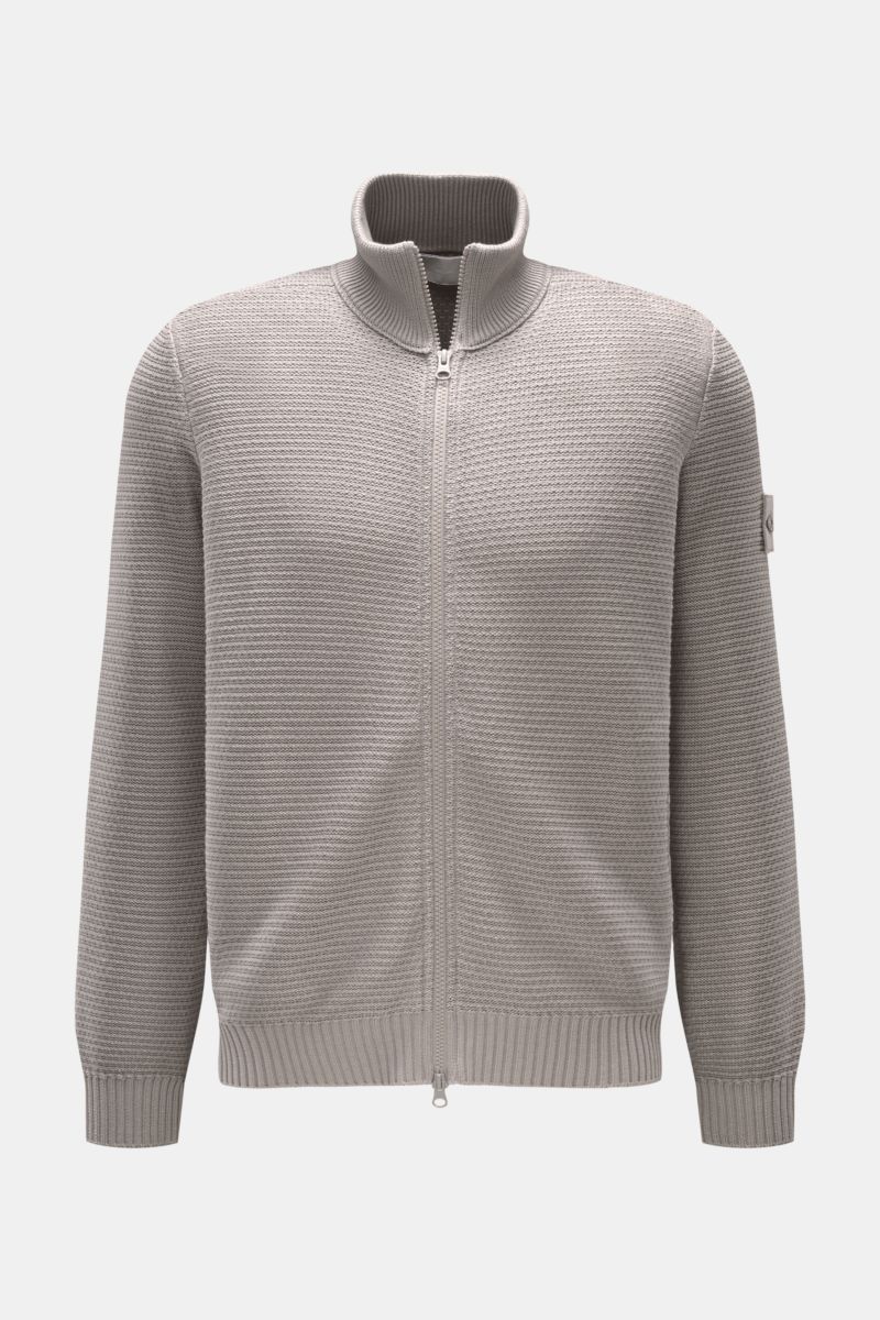 Stone Island Strickjacke 'Ghost Piece' grau, frontale Ansicht, mittelfeines Strickbild, Baumwolle-Cashmere-Mix, Stehkragen, Zwei-Wege-Reißverschluss, tonales Badge, Regular Fit.