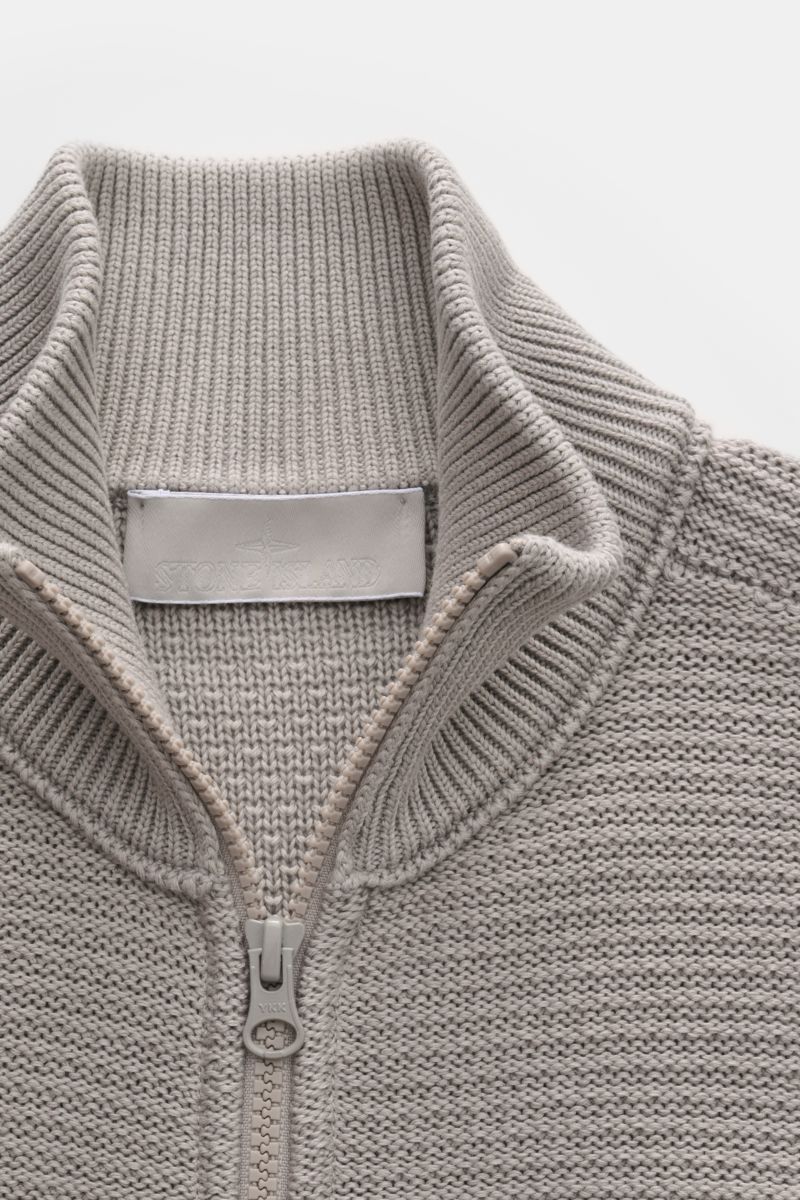 Stone Island Strickjacke 'Ghost Piece' grau, Detailaufnahme von oben, mittelfeines Strickbild, Stehkragen, Zwei-Wege-Reißverschluss, weicher Baumwolle-Cashmere-Mix, Regular Fit.