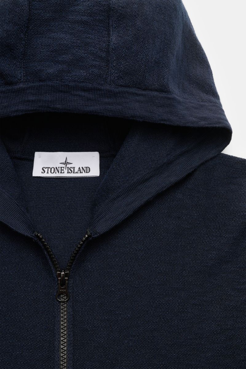Stone Island Sweatjacke navy mit Kapuze, Reißverschluss, linksgestrickter Baumwoll-Microfaser-Mix, Frontansicht, Regular Fit, Kompass-Badge.