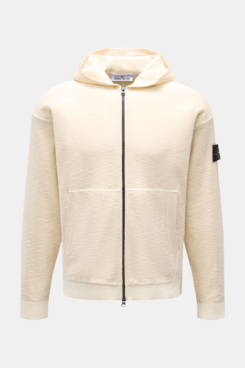 Front view of Stone Island Sweatjacke creme, a sportive zip-up hoodie with hood, kangaroo pocket, ribbed cuffs, and compass badge on sleeve.

Description: Strick mit Twist: Die sportive Jacke mit Kapuze im modernen Linksstrick von STONE ISLAND wird zum