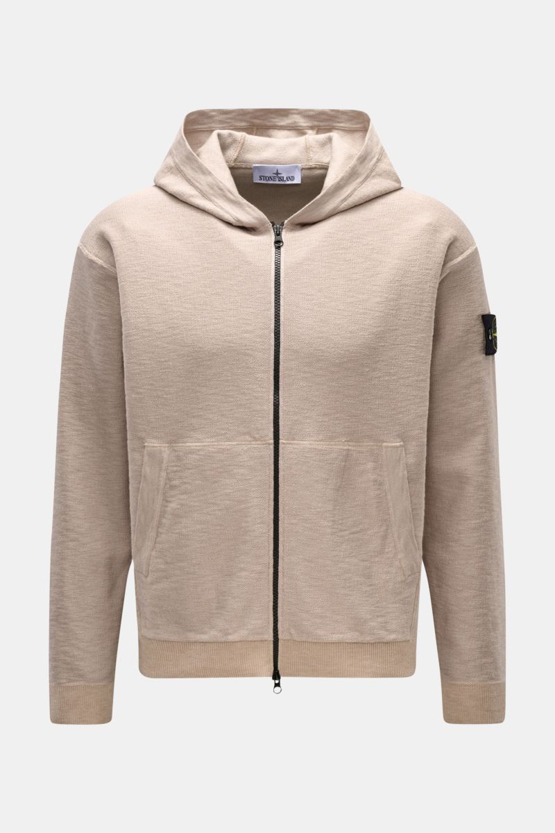 Stone Island Sweatjacke beige mit Kapuze, Reißverschluss, Kängurutasche, Kompass-Badge, links gestrickt, Regular Fit, frontal fotografiert.