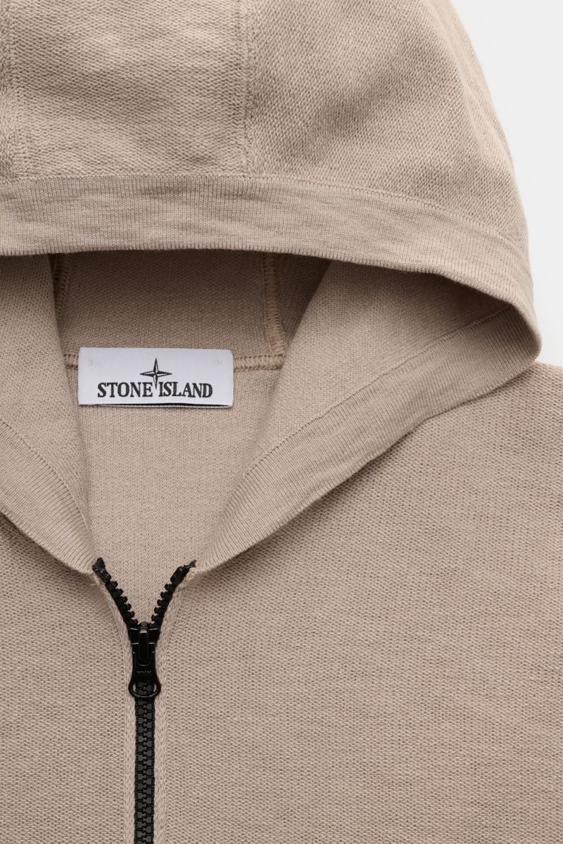 Stone Island Sweatjacke beige aus Baumwoll-Microfaser-Mix, Kapuze, Reißverschluss frontal, links gestrickt, Regular Fit, Detailaufnahme von oben.