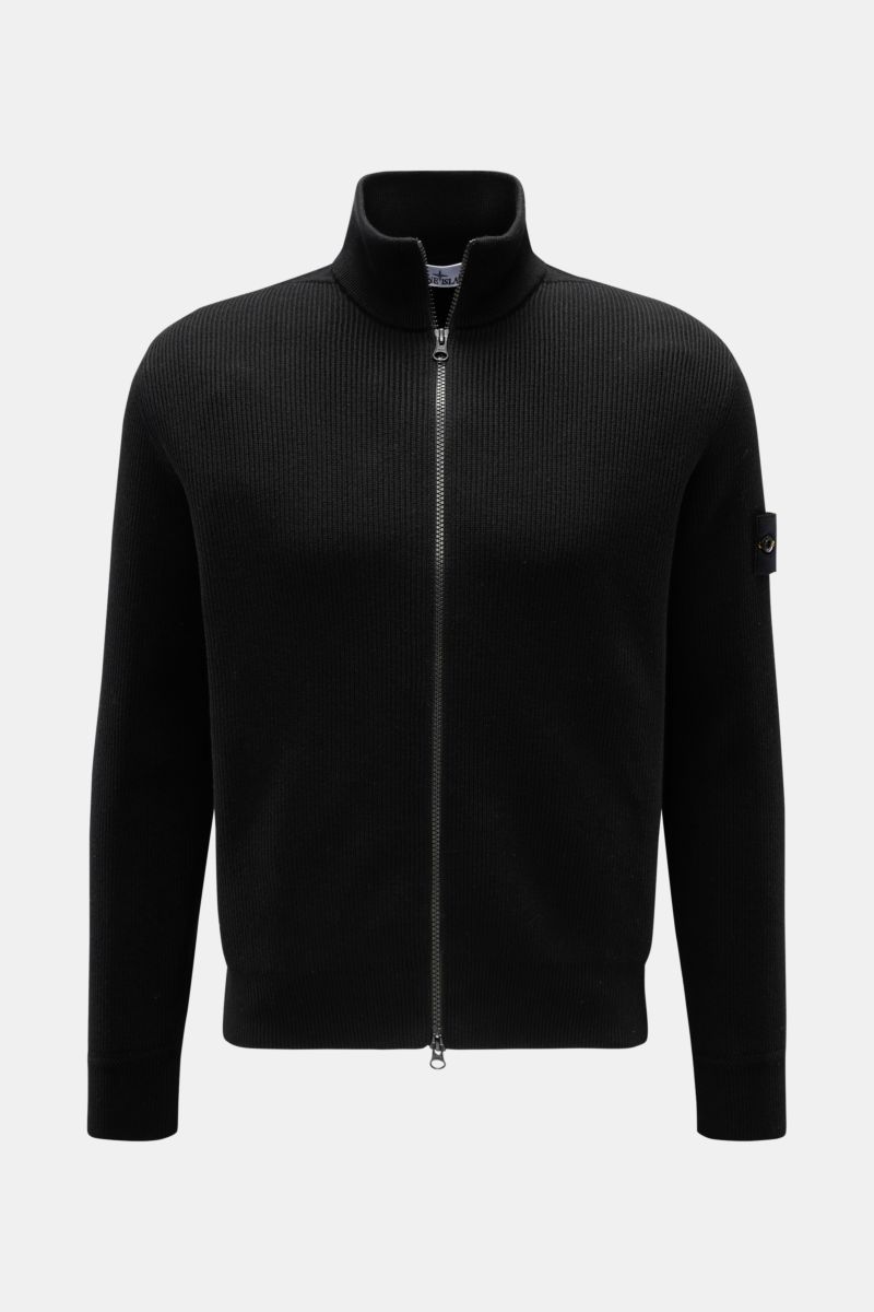 Stone Island Strickjacke 'Rib' schwarz shown from the front, black ribbed cotton knit cardigan with stand collar, two-way zipper, and compass badge on upper arm; timeless layering piece with soft feel, medium-fine knit, regular fit, comfortable cuffs. 