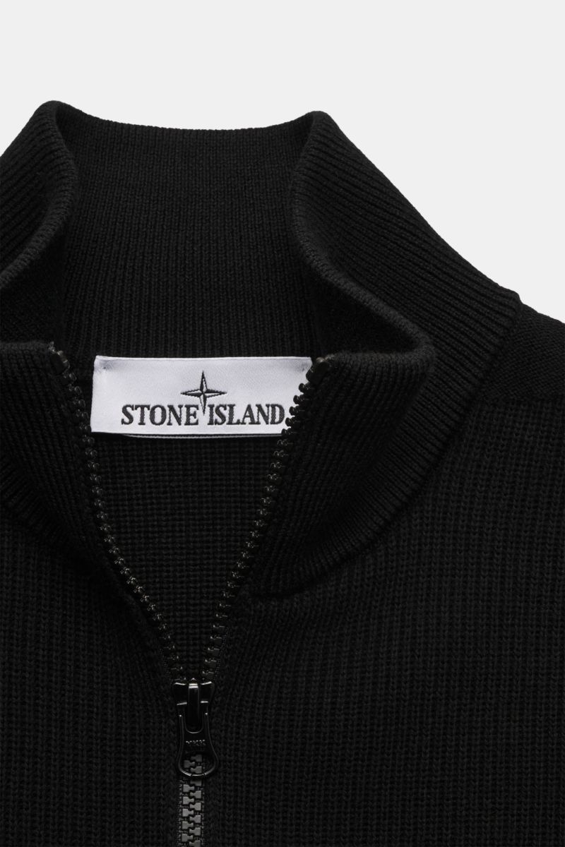 Stone Island Strickjacke 'Rib' schwarz shown close-up from front top, featuring ribbed cotton knit, two-way zipper, stand collar, and soft texture.