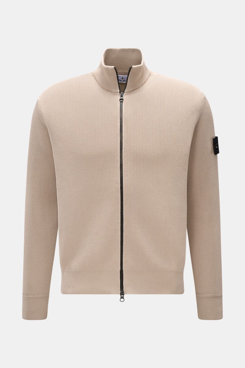Vorderansicht der Stone Island Strickjacke 'Rib' beige mit Stehkragen, Zwei-Wege-Reißverschluss, Rippstrick aus reiner Baumwolle, Regular Fit und Kompass-Badge am Oberarm.