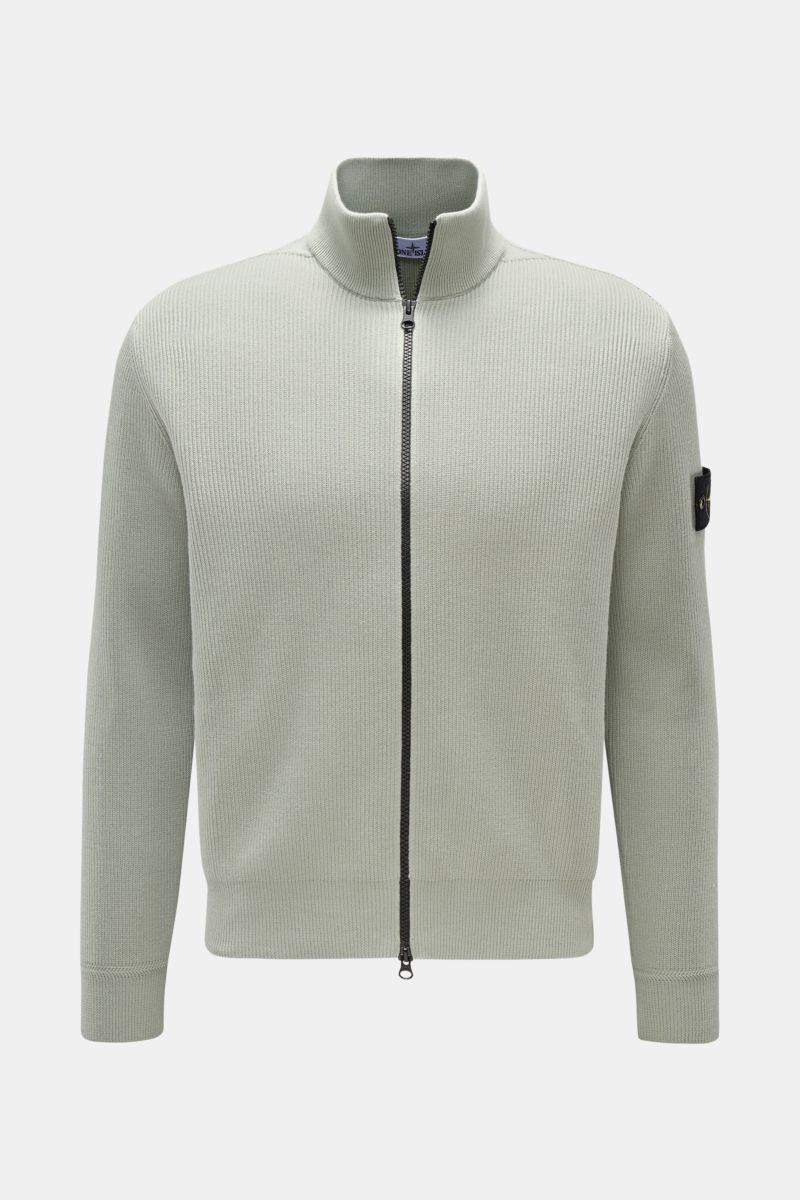 Front view of Stone Island Strickjacke 'Rib' salbei in sage green, ribbed knit cotton cardigan with soft feel, regular fit, stand-up collar, two-way zipper, comfortable cuffs, and compass badge on the upper arm. Zeitloses Layering-Piece: Die Strickjacke v