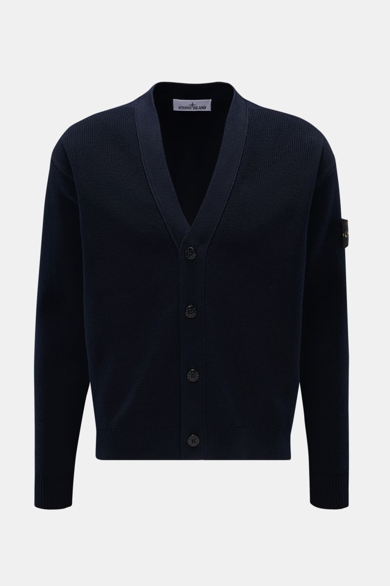 Stone Island Cardigan navy, frontale Ansicht, Rippstrick-Design aus reiner Baumwolle, Regular Fit, V-Ausschnitt, Vier-Knopf-Leiste, Kompass-Badge am Oberarm.