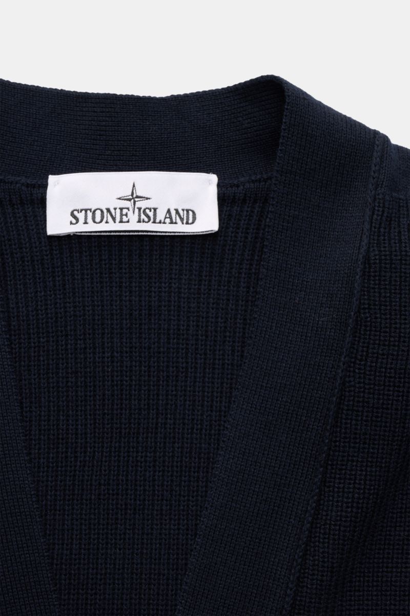 Stone Island Cardigan navy in Nahaufnahme von oben, feines Rippstrick-Design aus reiner Baumwolle mit Kompass-Badge.