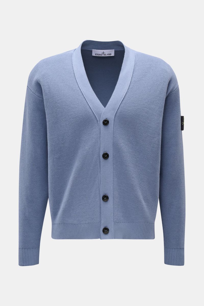 Front view of Stone Island Cardigan rauchblau in fine ribbed knit, made of pure cotton with a regular fit, V-neck, four-button placket, comfortable cuffs, and compass badge on the upper arm. Zeitloser Klassiker von STONE ISLAND: Dieser Cardigan wird mit s