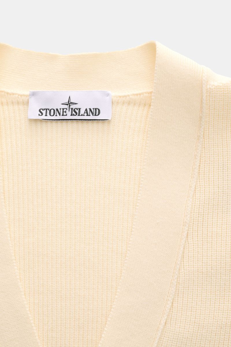 Stone Island Cardigan creme, Nahaufnahme von V-Ausschnitt und feinem Rippstrick aus reiner Baumwolle mit Label innen am Kragen.