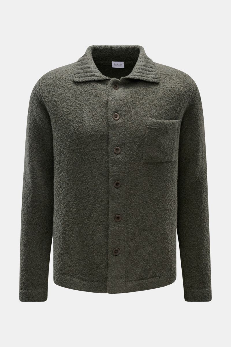 Front view of 04651/ A trip in a bag Cardigan 'Chunky Overshirt' olive, a voluminous knit cardigan with patch breast pocket, turn-down collar, and smooth button placket, made from a soft blend of virgin wool and high-quality microfiber for smart and relax