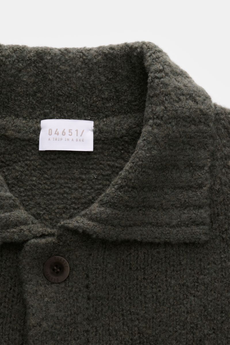 Close-up front view of the 04651/ A trip in a bag Cardigan 'Chunky Overshirt' olive, showing its classic collar, button, and textured knit.

Description: Smart and relaxed: This cardigan in overshirt style by 04651/ A TRIP IN A BAG is a perfect layerin