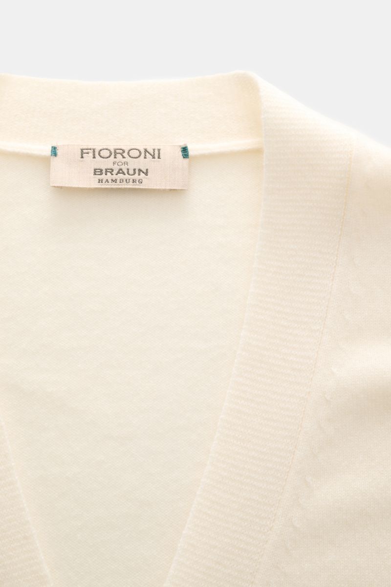 Close-up front view of Fioroni Cashmere cardigan cream showing fine knit, slim fit, smooth button placket, and flexible ribbed bands. Exquisite craftsmanship from Italy: This cardigan by FIORONI is precisely made from fine material in precious baby cashme
