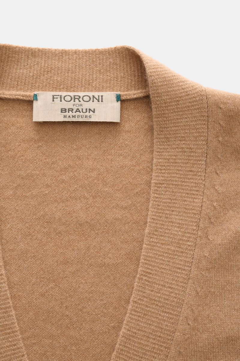 Fioroni Cashmere Cardigan hellbraun meliert, Detailaufnahme von oben, reine Baby-Cashmere-Qualität, feines Strickbild, Slim Fit, glatte Knopfleiste, flexible Rippbündchen, sehr weicher Griff, exquisite italienische Handwerkskunst.