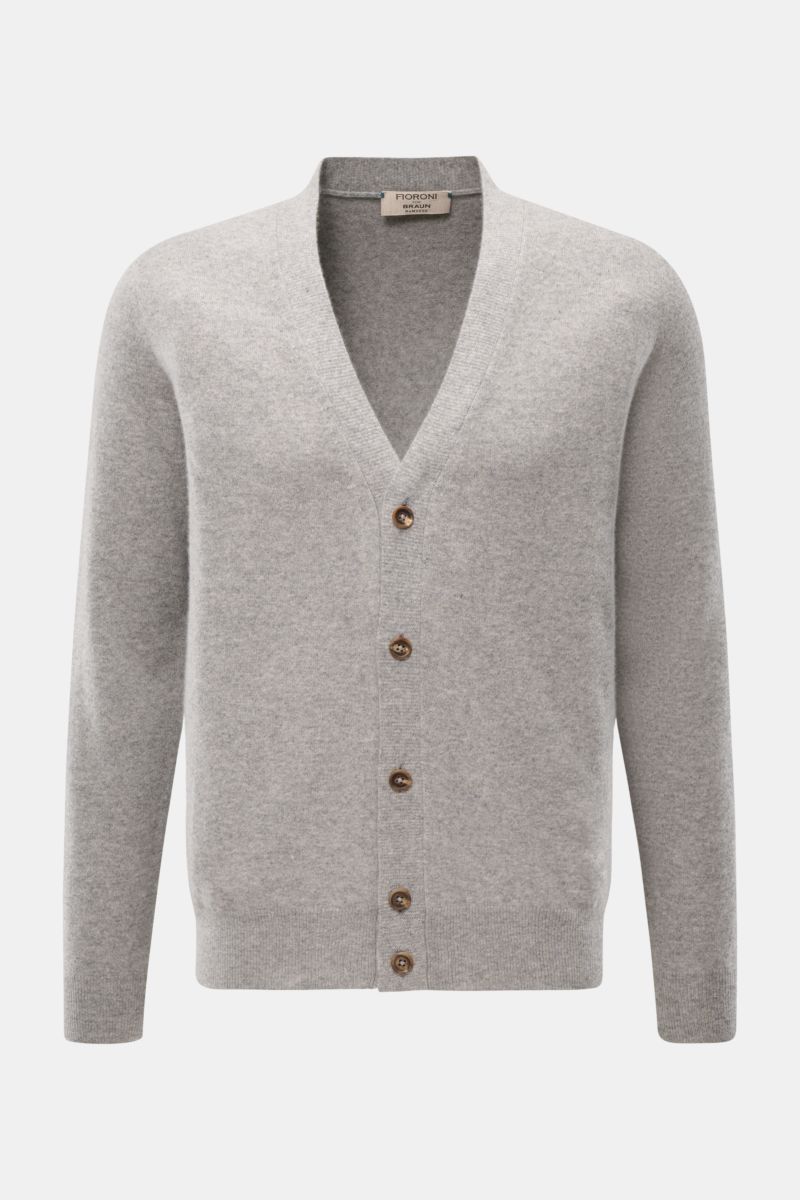 Front view of Fioroni Cashmere Cardigan grau meliert in light grey, slim fit with smooth button placket, flexible rib cuffs, made of pure soft baby cashmere. Exquisite Handwerkskunst aus Italien: Gefertigt aus kostbarem Baby-Cashmere, begeistert der Cardi