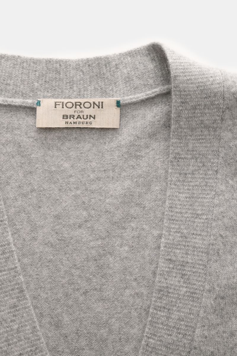 Close-up top-down view of the Fioroni Cashmere Cardigan grau meliert showing soft grey melange fabric, smooth button placket, and label.

Additional description: Exquisite Handwerkskunst aus Italien: Gefertigt aus kostbarem Baby-Cashmere, begeistert de
