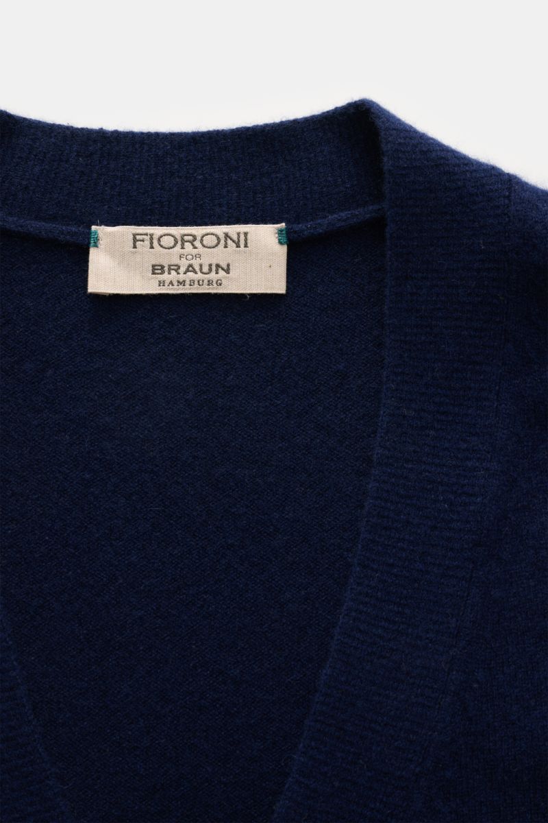 Close-up top view of Fioroni Cashmere cardigan dark blue neckline and label, showing fine knit and soft texture. Exquisite craftsmanship from Italy: This cardigan by FIORONI is precisely made from fine material in precious baby cashmere.  
- Pure cashmere
