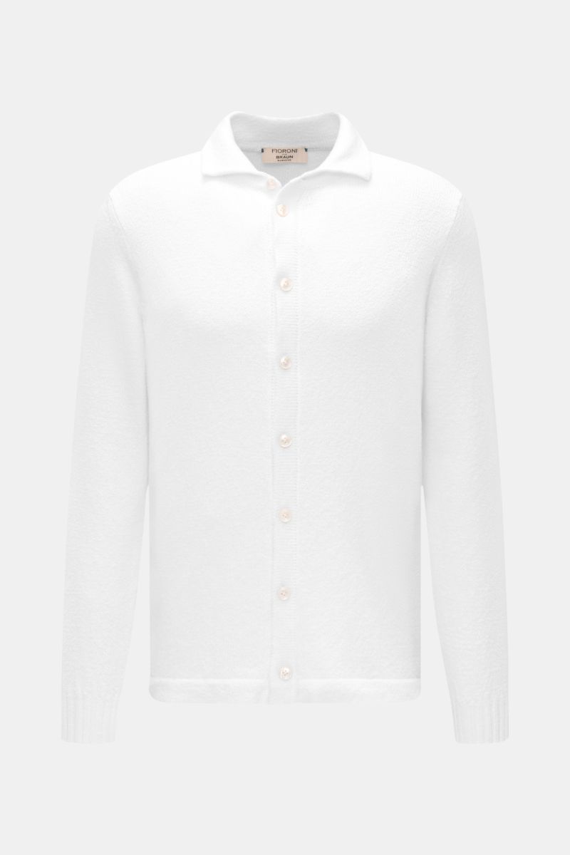 Fioroni Cardigan weiß aus reiner Baumwolle, Slim Fit mit Umlegekragen, acht Knöpfen, weichem Griff, mittelfeinem Strick, Rippbündchen, Saumschlitzen, frontal fotografiert.