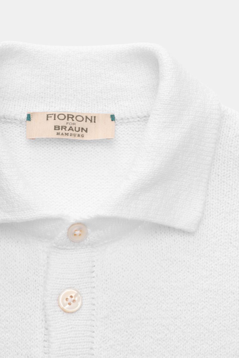 Fioroni Cardigan weiß aus weicher reiner Baumwolle mit Umlegekragen, acht Knöpfen, slim Fit, mittelfeinem Strick, flexible Rippbündchen, Detailaufnahme von oben.