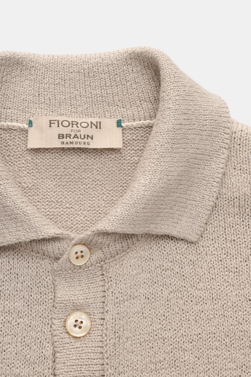 Fioroni Cardigan beige aus reiner Baumwolle, Slim Fit, mittelfeines Strickbild, Umlegekragen, Acht-Knopf-Leiste, Detailaufnahme von oben.
