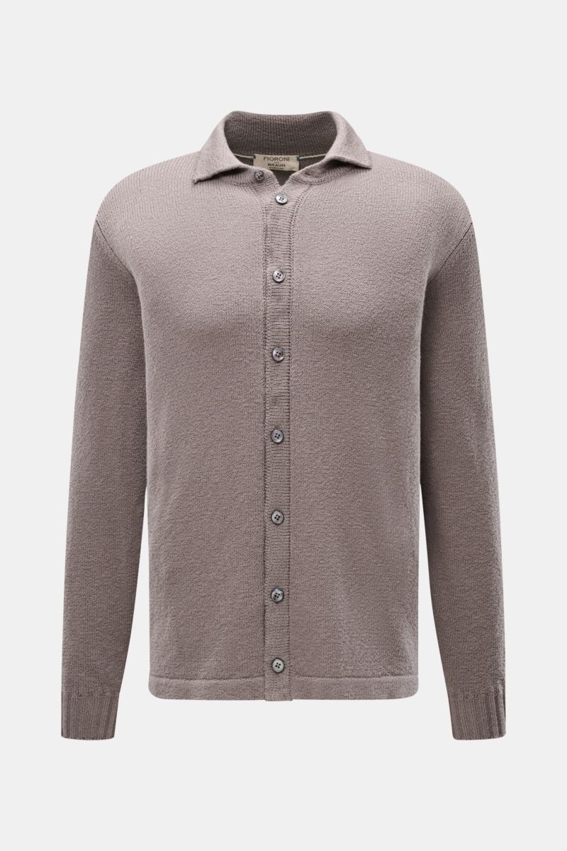 Fioroni Cardigan grau, Vorderansicht, Slim Fit aus reiner Baumwolle mit Umlegekragen, acht Knöpfen, weichem Griff, mittelfeinem Strickbild und Rippbündchen.