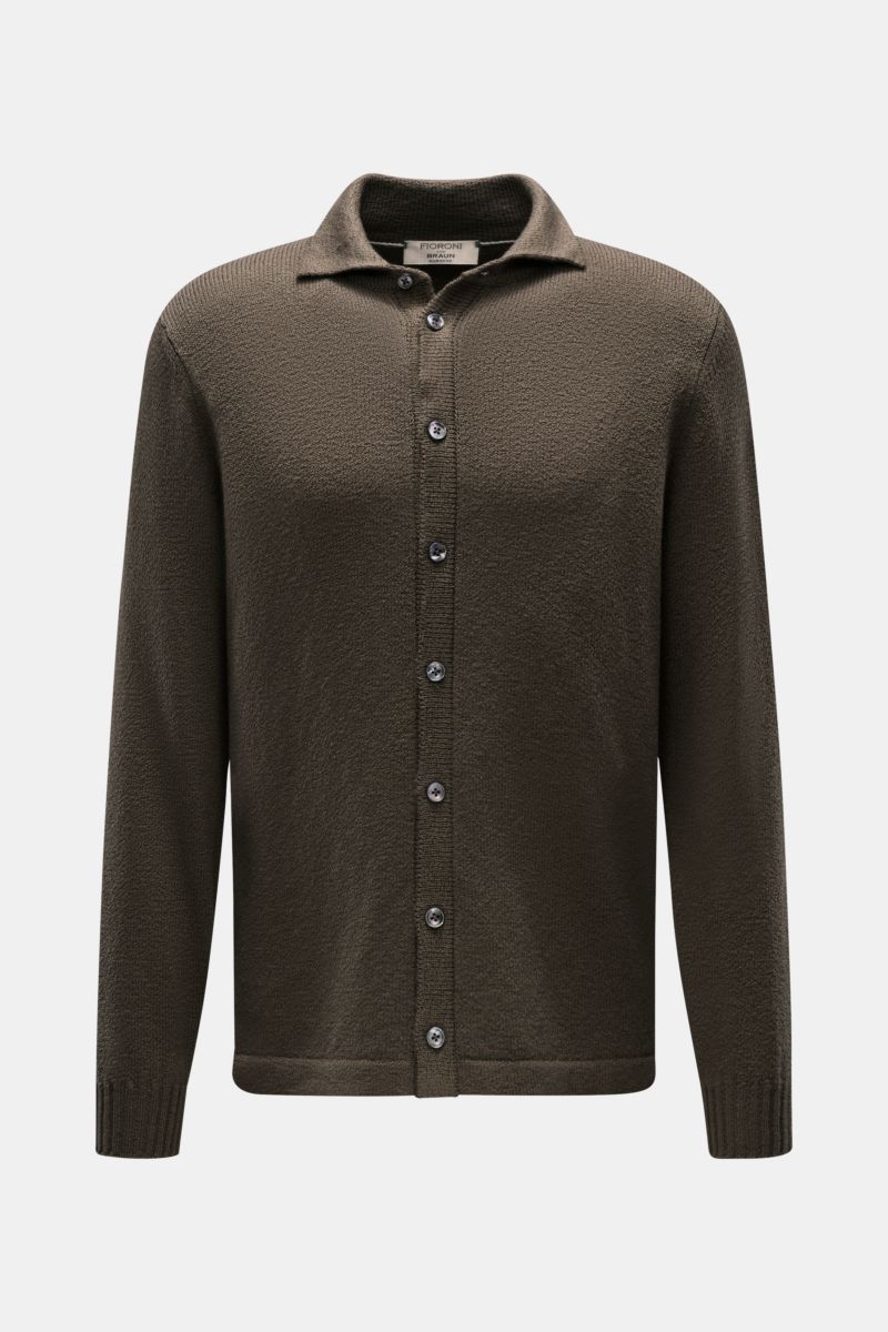Fioroni Cardigan oliv aus reiner Baumwolle, Slim Fit, mittelfeines Strickbild, Umlegekragen, acht Knöpfe, Rippbündchen, Saumschlitze, Frontansicht.