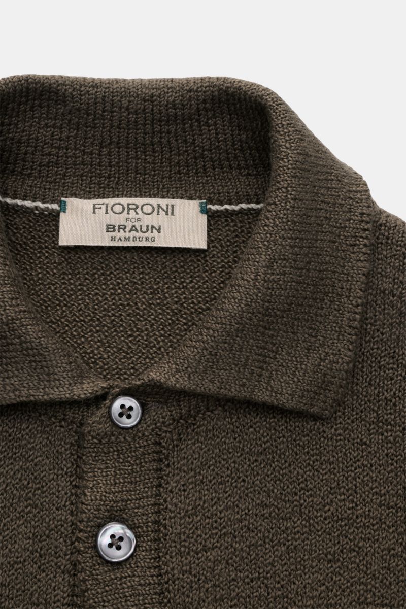 Fioroni Cardigan oliv in Slim Fit, aus reiner Baumwolle mit Umlegekragen, acht Knöpfen, weichem Griff und mittelfeinem Strick, Nahaufnahme von oben.