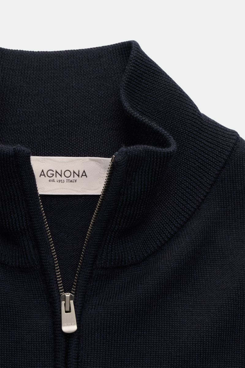 Agnona Strickjacke navy aus reiner Wolle mit Slim Fit, zwei-Wege-Reißverschluss, hohem Kragen, Rippbündchen, Metall-Logo, Detailansicht von oben.