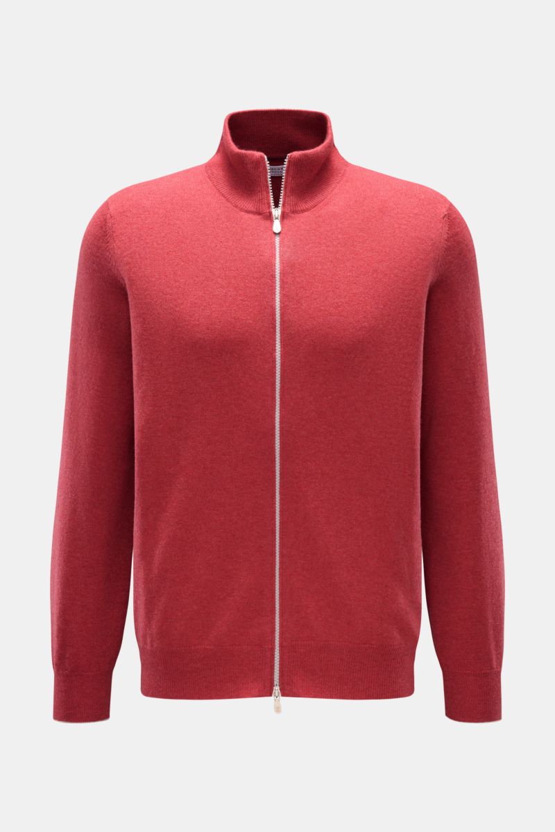 Front view of Brunello Cucinelli Cashmere Strickjacke hellrot, a soft, regular fit, light red cashmere cardigan with fine knit, narrow contrast edges at cuffs, two-way zipper, standing collar, and flexible ribbed cuffs.

Luxus für die Freizeitgarderobe