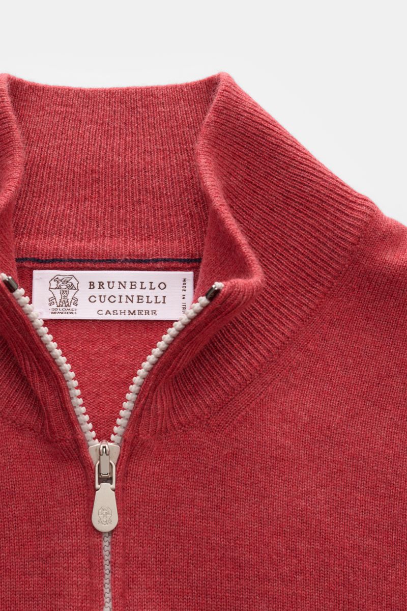 Brunello Cucinelli Cashmere Strickjacke hellrot shown from a top-front close-up, featuring fine knit, soft cashmere, contrast edges, two-way zipper, and stand-up collar. Luxus für die Freizeitgarderobe bietet BRUNELLO CUCINELLI mit dieser Strickjacke a