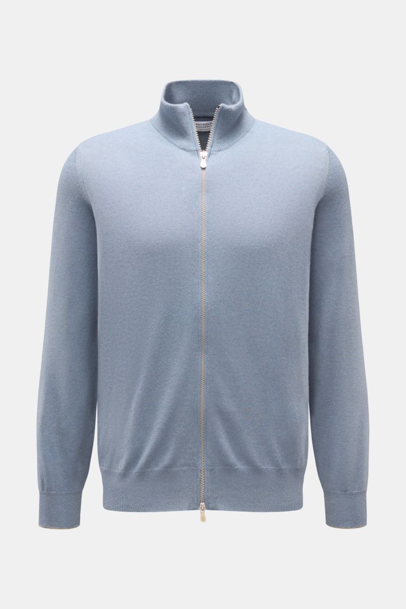 Front view of Brunello Cucinelli Cashmere Strickjacke rauchblau, a soft, regular fit cardigan with a two-way zipper and stand collar.

Luxus für die Freizeitgarderobe bietet BRUNELLO CUCINELLI mit dieser Strickjacke aus geschmeidigem Cashmere, veredelt