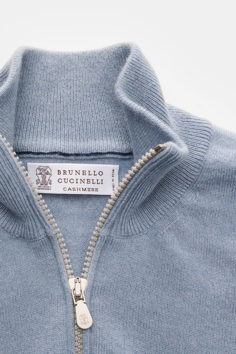 Close-up front view of the Brunello Cucinelli Cashmere Strickjacke rauchblau with open silver two-way zipper and high ribbed collar.

Luxus für die Freizeitgarderobe bietet BRUNELLO CUCINELLI mit dieser Strickjacke aus geschmeidigem Cashmere, veredelt 