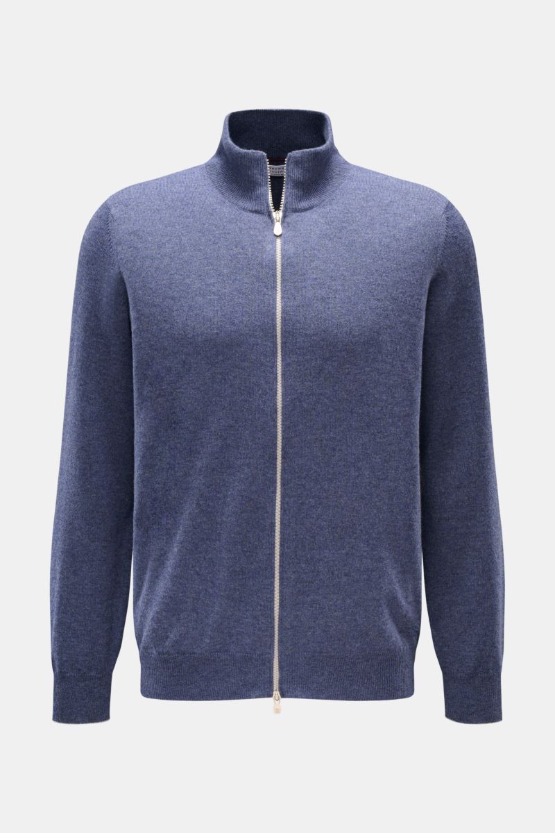 Front view of Brunello Cucinelli Cashmere Strickjacke blau meliert, a soft blue melange cashmere cardigan with contrast trim, two-way zipper, and stand collar.

Luxus für die Freizeitgarderobe bietet BRUNELLO CUCINELLI mit dieser Strickjacke aus geschm