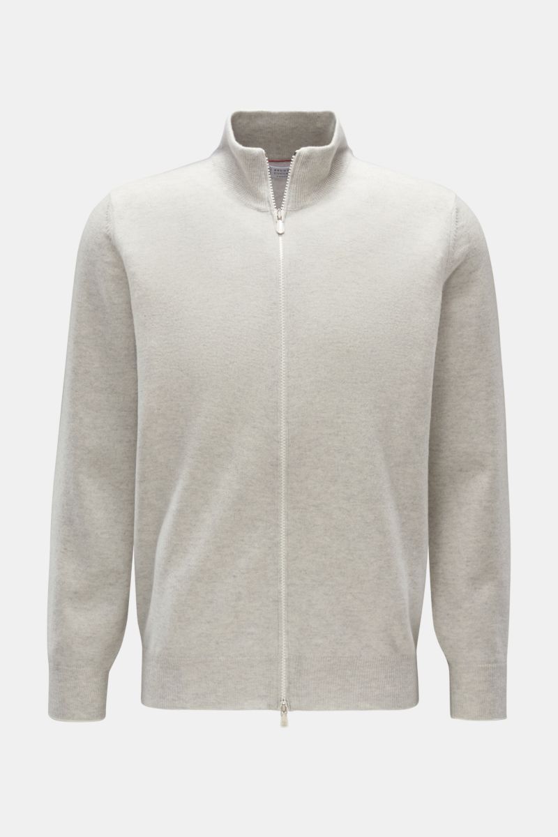 Front view of Brunello Cucinelli Cashmere Strickjacke hellgrau meliert, a light grey zip-up cardigan with a stand collar and fine contrast edges.

Luxus für die Freizeitgarderobe bietet BRUNELLO CUCINELLI mit dieser Strickjacke aus geschmeidigem Cashme