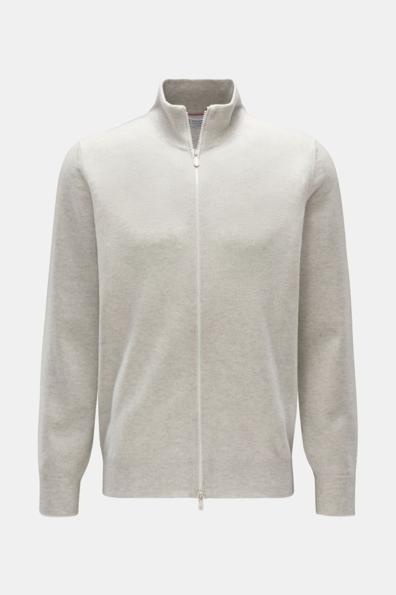Front view of Brunello Cucinelli Cashmere Strickjacke hellgrau meliert, a light grey melange zip-up cardigan with a stand-up collar, slim contrast cuffs, and fine knit texture.

Luxus für die Freizeitgarderobe bietet BRUNELLO CUCINELLI mit dieser Stric