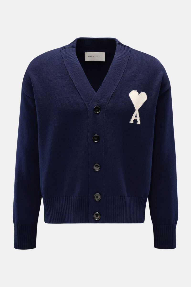 Ami Paris Cardigan 'ADC' navy, frontale Nahaufnahme, Woll-Baumwoll-Mix, V-Ausschnitt, fünf Knöpfe, großes Herz-Logo, oversized, breite Rippbündchen.