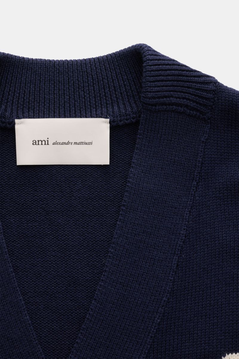 Nahaufnahme des Ausschnitts vom Ami Paris Cardigan 'ADC' navy aus Woll-Baumwoll-Mix mit V-Ausschnitt und breitem Rippbündchen, weich und mittelfein gestrickt.