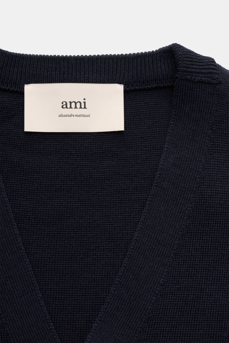 Ausschnittfoto des Ami Paris Merino Cardigan navy aus feinem, weichem Merinowoll-Strick mit V-Ausschnitt und Rippbündchen.