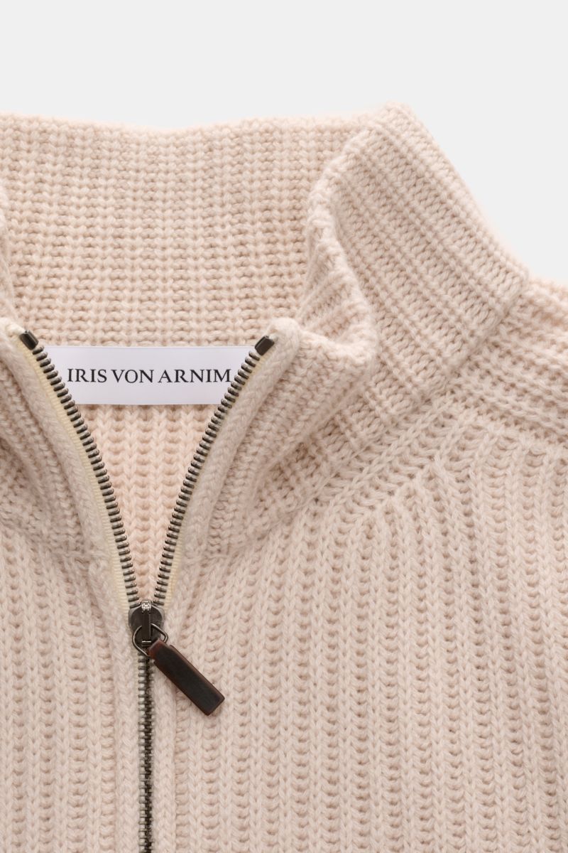 Close-up front view of Iris von Arnim Cashmere Strickjacke 'Avenor' sand cardigan showing voluminous patent knit, two-way zipper, and stand-up collar. 

Description: Kompromisslose Strickqualität – made to last: Die legere Strickjacke 'Avenor' vom reno